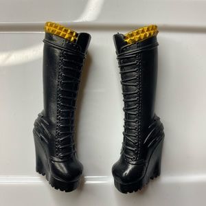 Monster High Doll Howleen Wolf 13 Wishes Tall Black Gold Boots Sh…